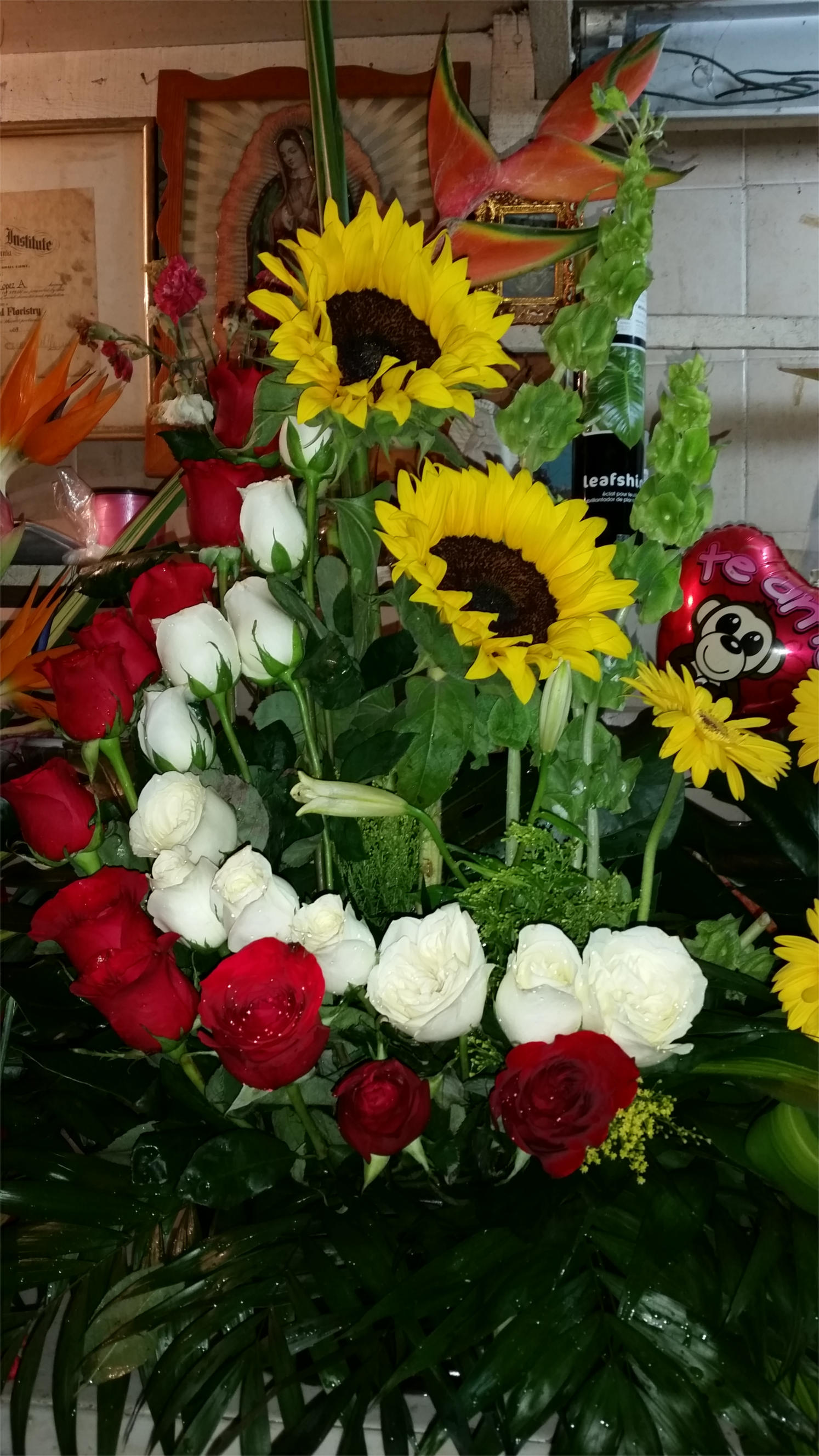 Arreglo rosas rojas y blancas girasoles y gerberas