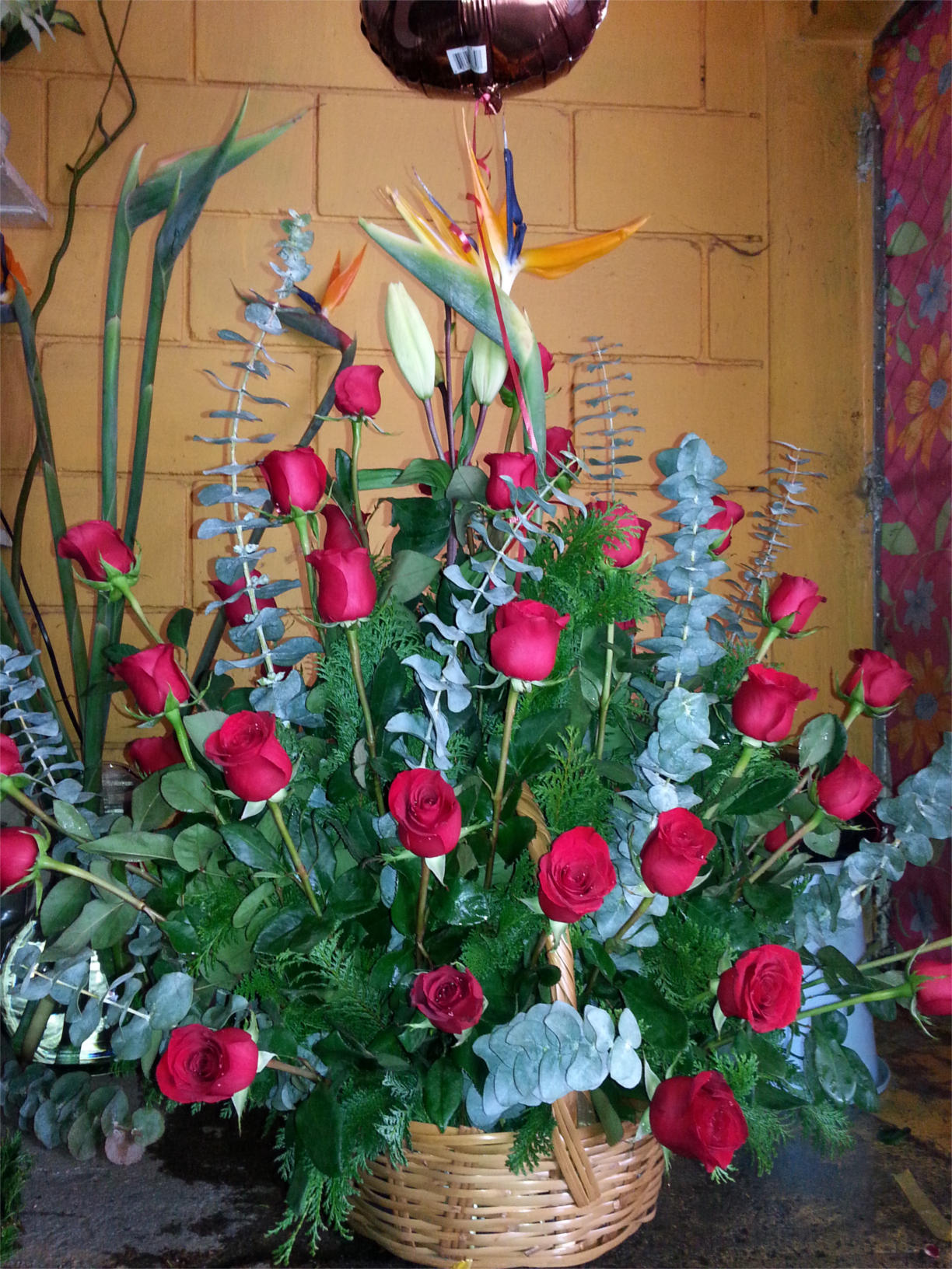 Arreglo 50 rosas rojas redondo canasta de mimbre