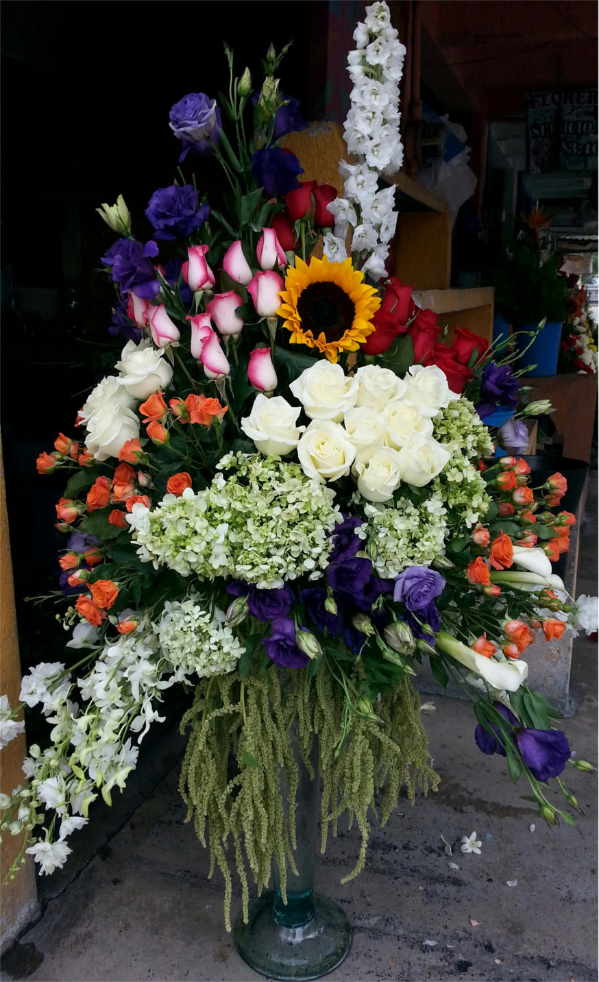 Arreglo surtido de flores finas redondo