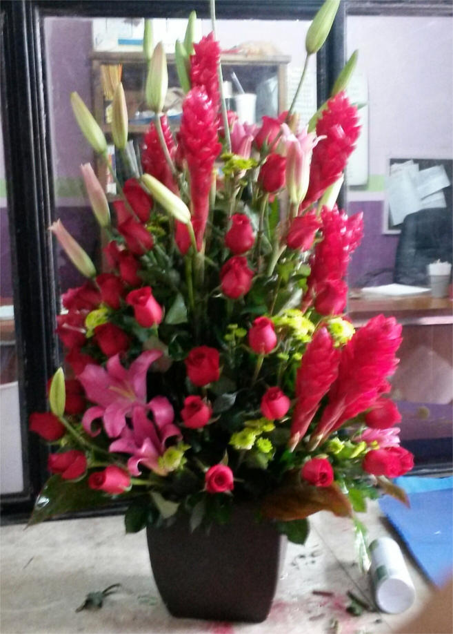 Arreglo rosas 50 rosas sta geiser y hawayanas en base de ceramica. 1 mto. de alto