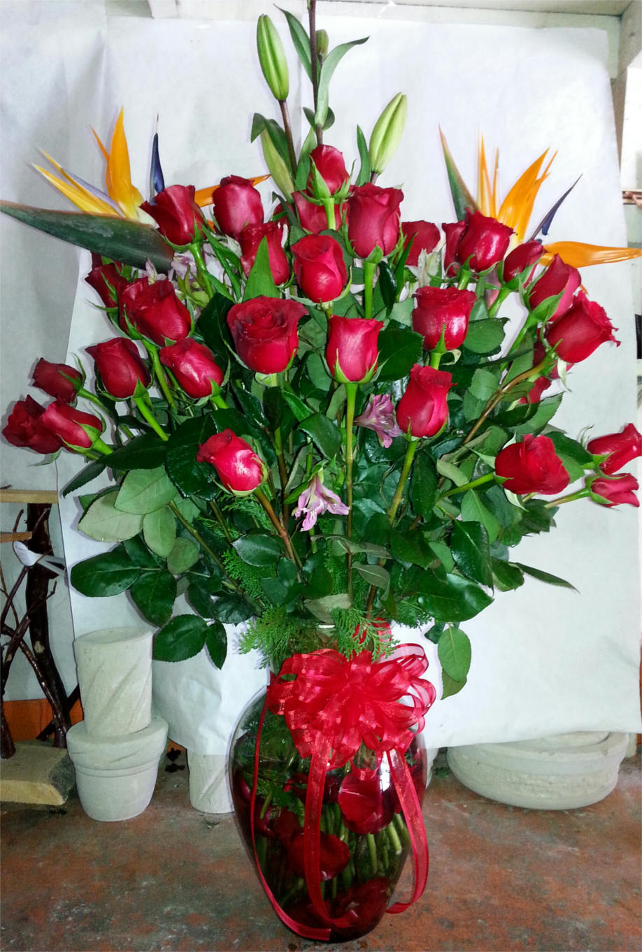 Jarron grande 50 rosas rojas redondo y aves del paraiso